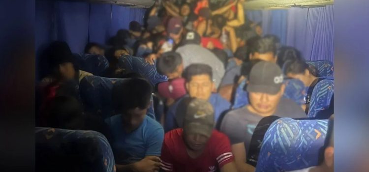 INM encuentra 182 migrantes hacinados en un autobús en Veracruz