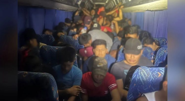 INM encuentra 182 migrantes hacinados en un autobús en Veracruz