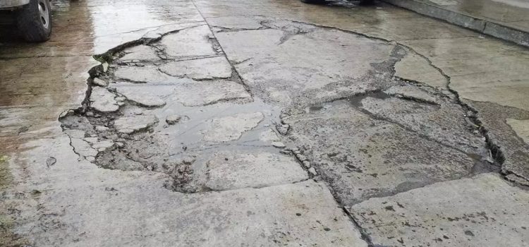 Socavones en calles de Xalapa llevan más de un año sin atención