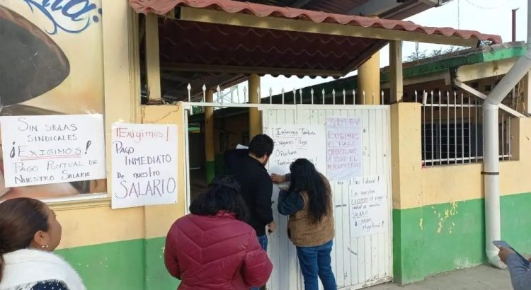 Maestros protestan por falta de pago en diversos planteles de Veracruz