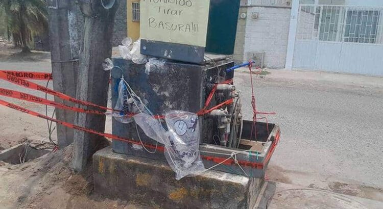 Vecinos enfrían transformador con bolsas de hielo para evitar apagones