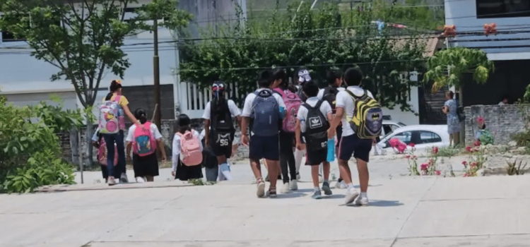 Adelantan salida de estudiantes en escuelas al norte de Veracruz debido a la ola de calor