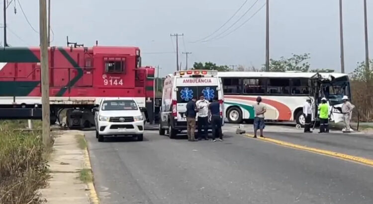 Tren embiste autobús en intento por ganarle el paso; Un fallecido