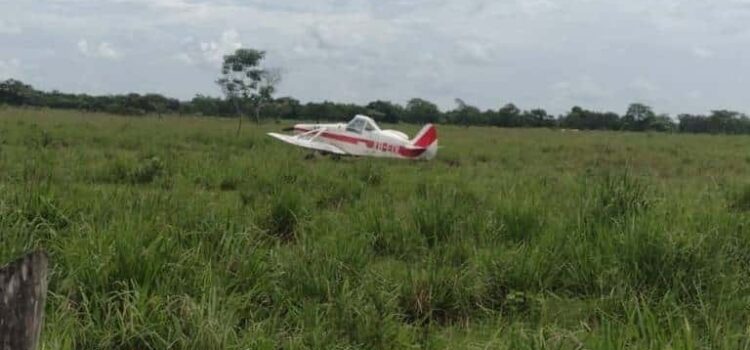 Aterriza de emergencia una avioneta en cañal de Tlalixcoyan, Veracruz