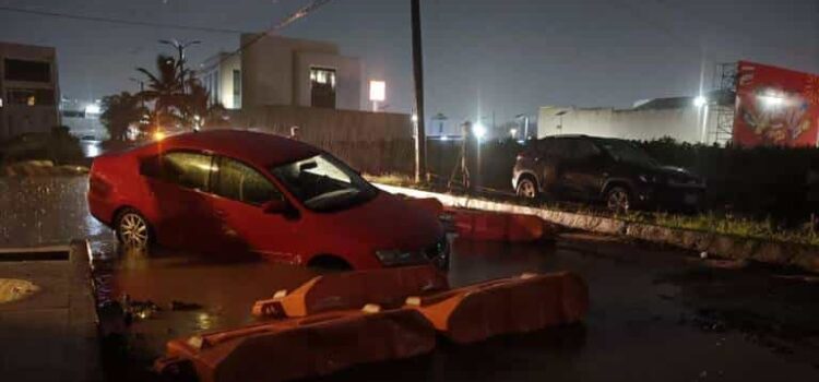 Un auto cae en socavón y calles inundadas tras intensa lluvia en Veracruz