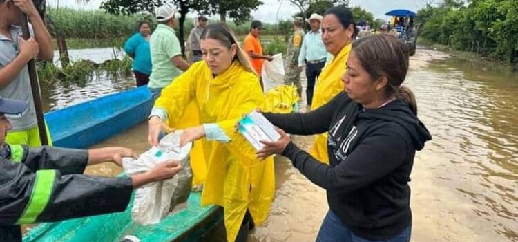 Con lanchas y tractor siguen llevando alimentos a damnificados en el sur de Veracruz