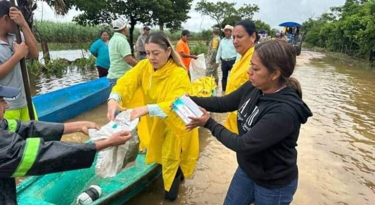 Con lanchas y tractor siguen llevando alimentos a damnificados en el sur de Veracruz
