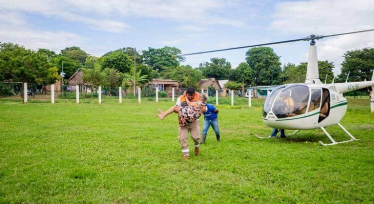 Usan helicóptero para desalojar a habitantes en Acayucan por desbordamiento de río San Juan