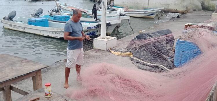 Pescadores del Puerto de Veracruz llevan una semana sin salir al mar