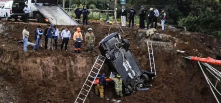 Muere conductor al caer a un socavón en Córdoba, Veracruz