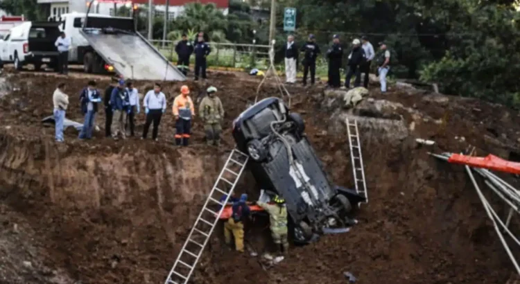 Muere conductor al caer a un socavón en Córdoba, Veracruz