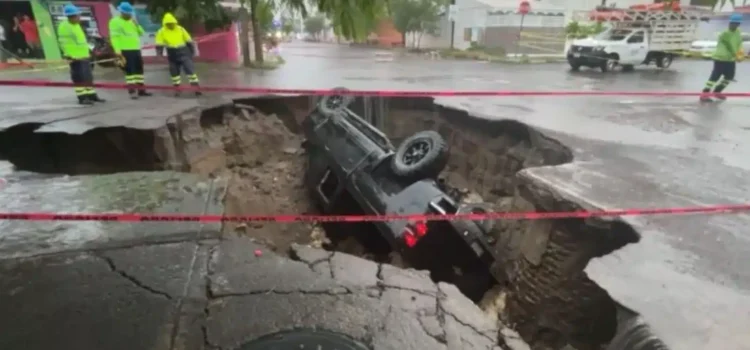 Lluvias abren socavón en el puerto de Veracruz