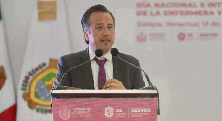 Entregan reconocimiento a Cuitláhuac García al “peor gobernador de la historia”