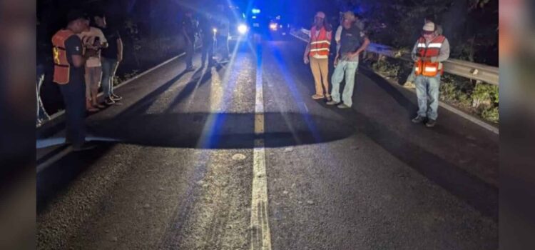 Socavón en carretera a Poza Rica paraliza el tráfico y alerta a conductores