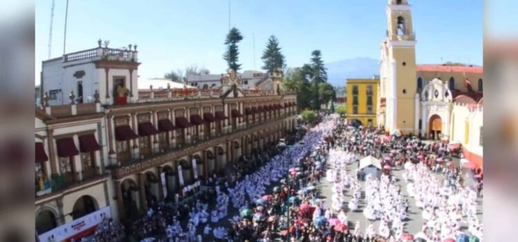 El centro de Xalapa se llenó de jarochos con el récord La Bamba 2024