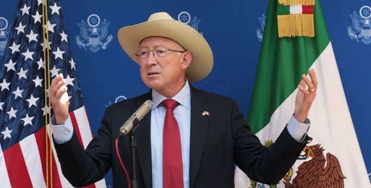 Ken Salazar critica la estrategia de seguridad de AMLO: «Abrazos, no balazos» ha fallado