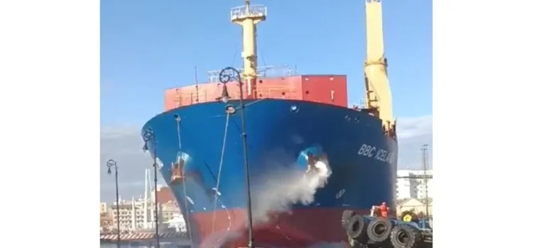 Buque choca contra el malecón en Veracruz
