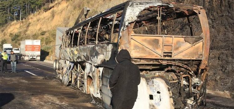 Autobús de pasajeros es consumido por el fuego en la carretera Veracruz-Cardel