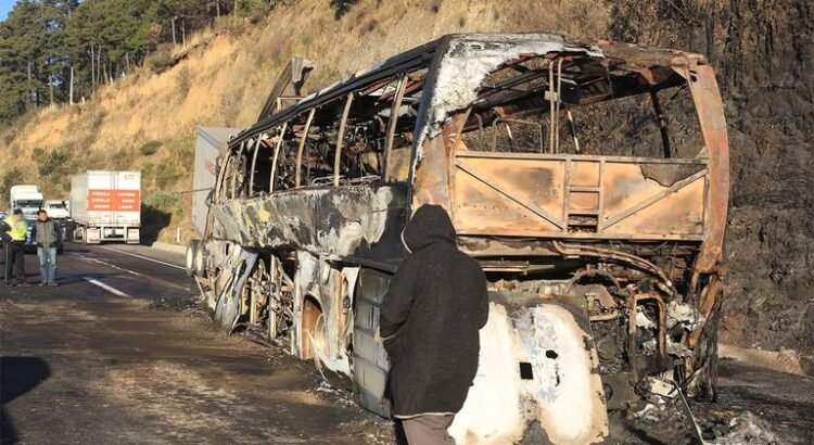 Autobús de pasajeros es consumido por el fuego en la carretera Veracruz-Cardel