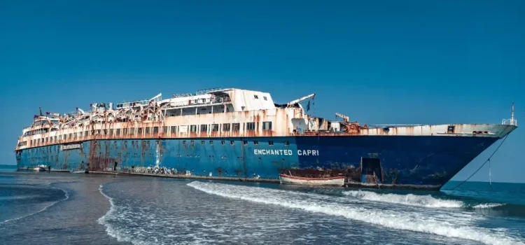 Continúa desmantelamiento del barco ruso encallado en Alvarado