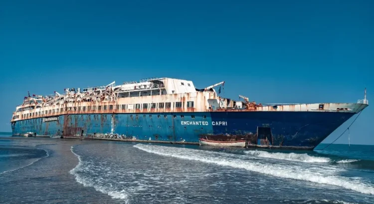 Continúa desmantelamiento del barco ruso encallado en Alvarado