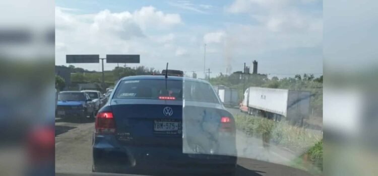Hay 8 km de fila de autos en esta caseta de peaje hacia el puerto de Veracruz