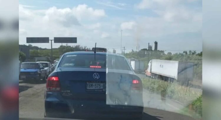 Hay 8 km de fila de autos en esta caseta de peaje hacia el puerto de Veracruz