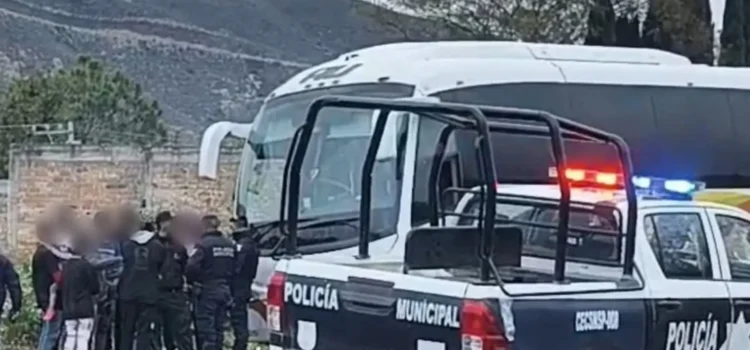 Secuestran a chofer de autobús y a tres pasajeros en la carretera Tehuacán-Orizaba