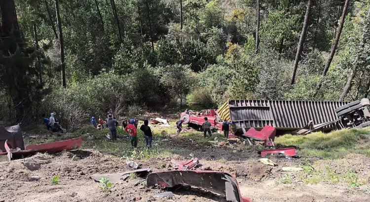 Tráiler vuelca en carretera Xalapa-Perote
