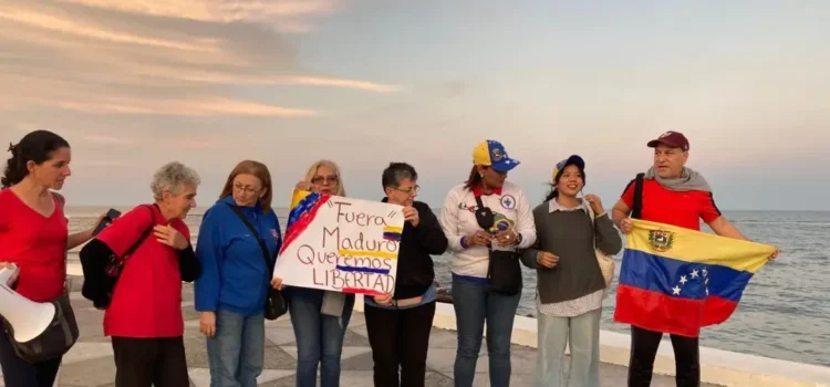 Venezolanos en Veracruz se manifestaron en el Asta Banderas previo a toma de protesta de Maduro