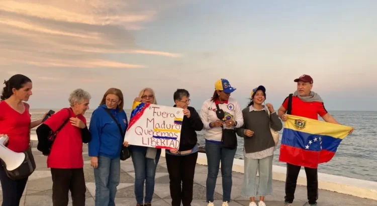 Venezolanos en Veracruz se manifestaron en el Asta Banderas previo a toma de protesta de Maduro