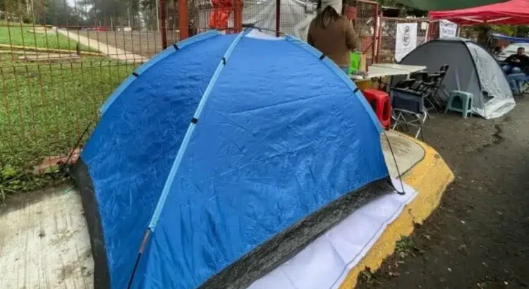 Docentes se quedan a acampar; exigen a SEV 20 mil horas para solucionar la falta de maestros en aulas