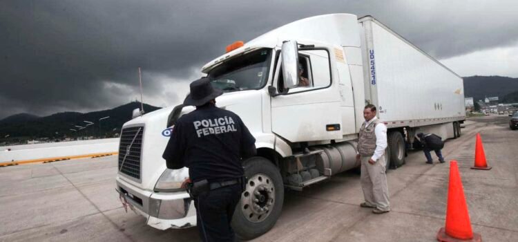 Transportistas sufren hasta 40 robos al día en carreteras del país: AMOTAC