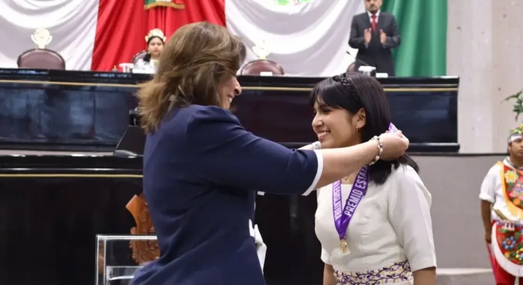 Gobernadora de Veracruz entrega el Premio Estatal a la Mujer a la mejor estudiante del mundo