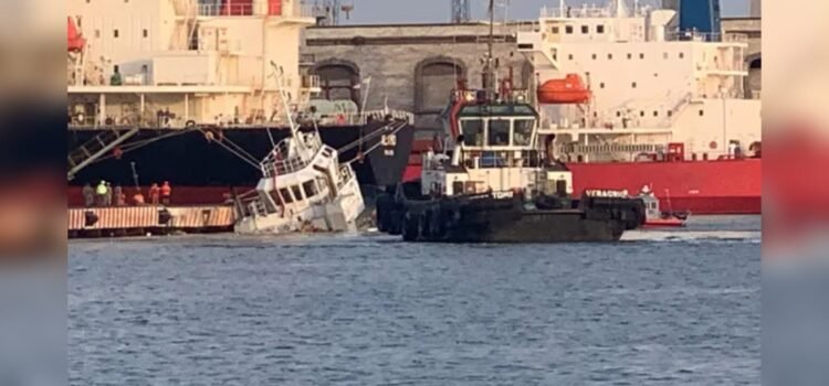 Barco remolcador se hunde en el puerto de Veracruz