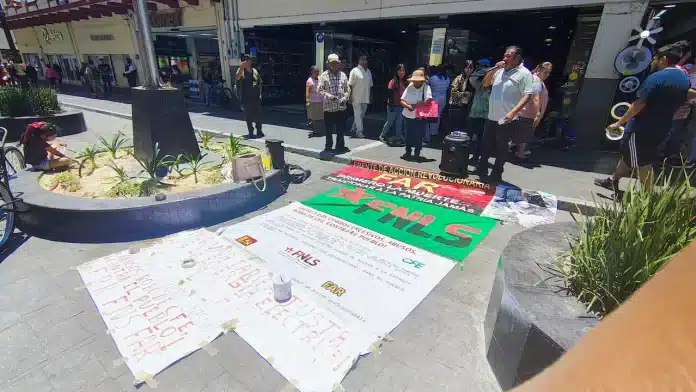 Activista “se crucifica” frente a oficinas de CFE por cobros excesivos en Orizaba