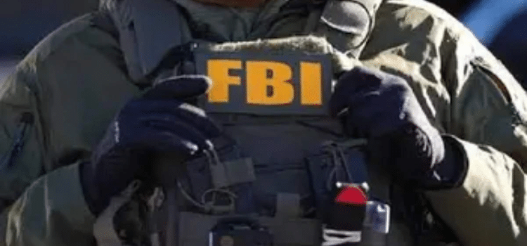 Detiene el FBI a jueza por obstruir arresto de migrante mexicano