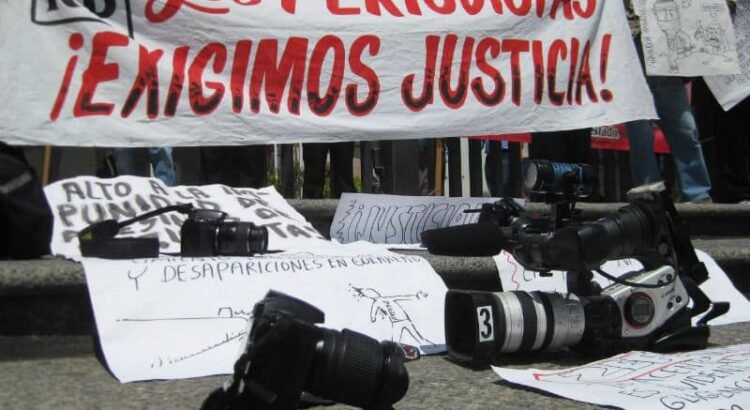 Queman camioneta de periodista en Veracruz; denuncia amenazas de político