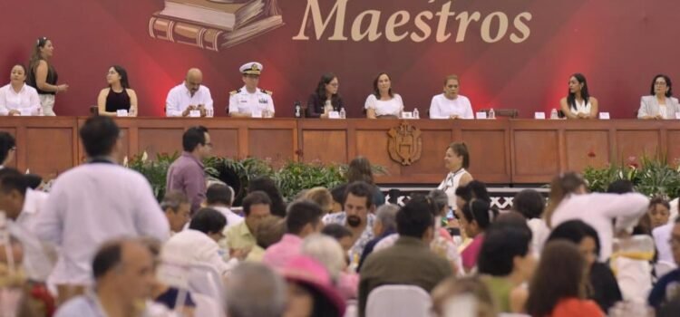 Docentes reclaman entrega de medallas en evento del Día del Maestro en Veracruz