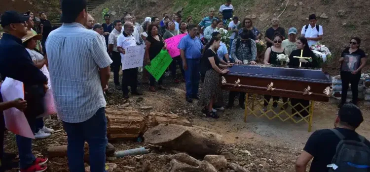 Dan último adiós Avisack Douglas; fallecida tras ataque a casa de campaña de MC