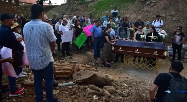 Dan último adiós Avisack Douglas; fallecida tras ataque a casa de campaña de MC