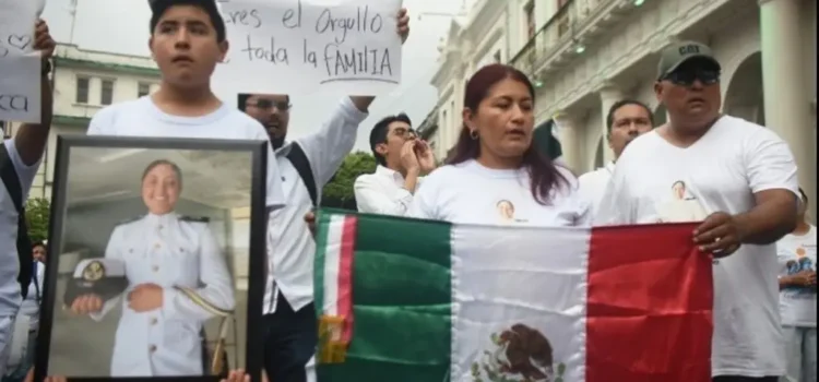 Marchan en memoria de la cadete América Sánchez quien murió en buque Cuauhtémoc