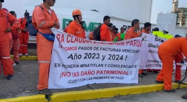 Proveedores cumplen 24 horas en paro frente a refinería de Pemex en Minatitlán, Veracruz