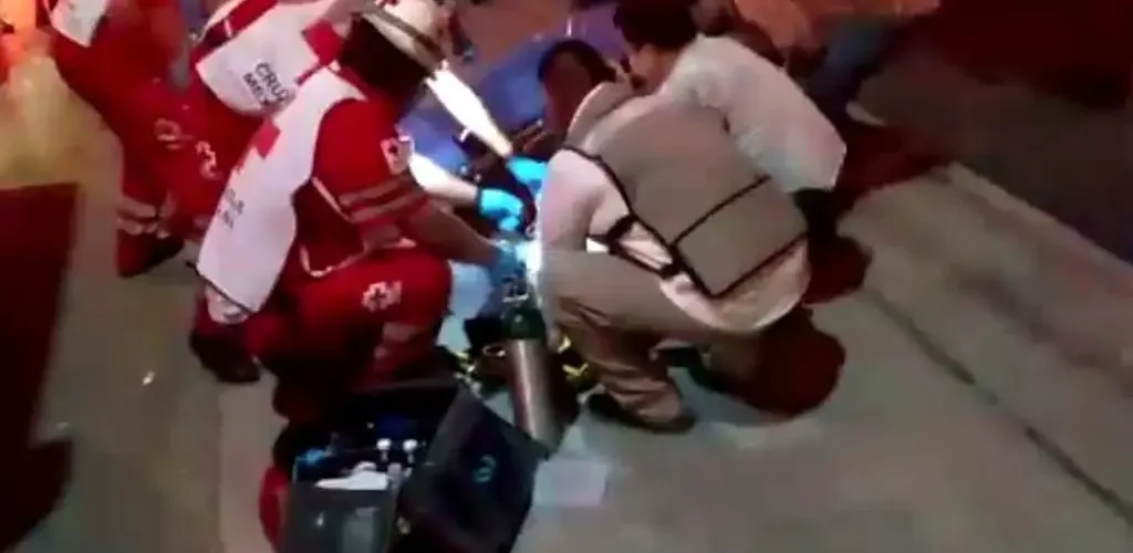 Deja 2 muertos y 20 heridos por choque múltiple de autobús de pasajeros en autopista de Veracruz