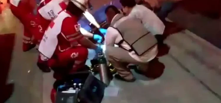Deja 2 muertos y 20 heridos por choque múltiple de autobús de pasajeros en autopista de Veracruz
