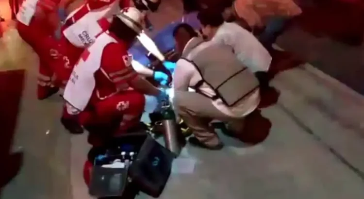 Deja 2 muertos y 20 heridos por choque múltiple de autobús de pasajeros en autopista de Veracruz