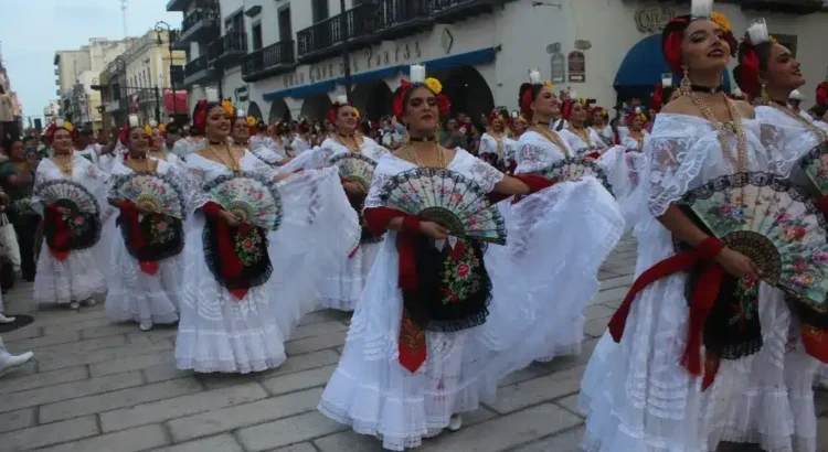 Alrededor de 400 personas bailan La Bamba en la avenida Independencia Veracruz