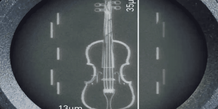 Crean violín microscópico … más delgado que un cabello humano