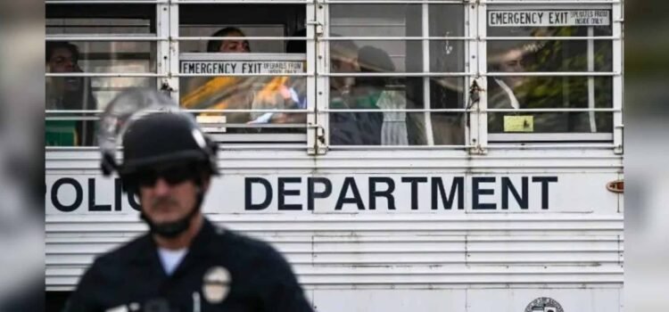 Agentes migratorios de EU detienen a 14 zapotecos veracruzanos en Los Ángeles Agentes migratorios de EU detienen a 14 zapotecos veracruzanos en Los Ángeles