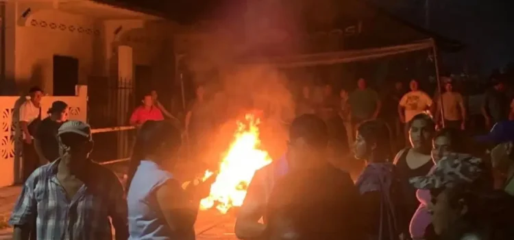 Queman boletas electorales y agreden a consejeros del OPLE en Hidalgotitlán, Veracruz